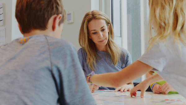 BECKY KENNEDY: Байланыс: Тайм-ауттың орнына — «Тайм-ин»