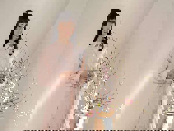 Marie Kondo: Жібектей жұмсақ жанасу: Кітап мұқабасынан басталған эстетика