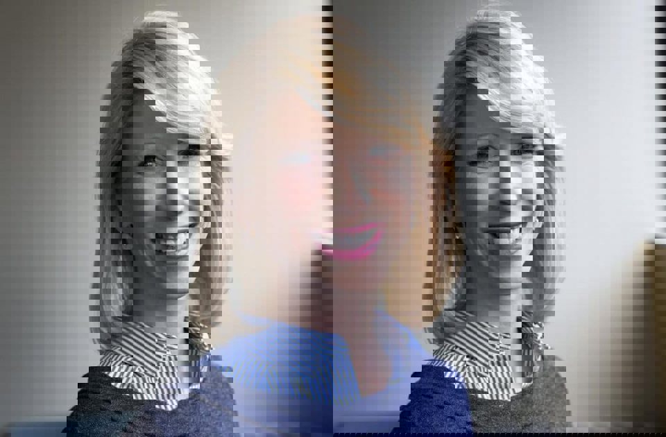 Сахнадағы сенім: Дене тілі мен ішкі күштің Эми Кадди тұжырымдамасындағы үйлесімі