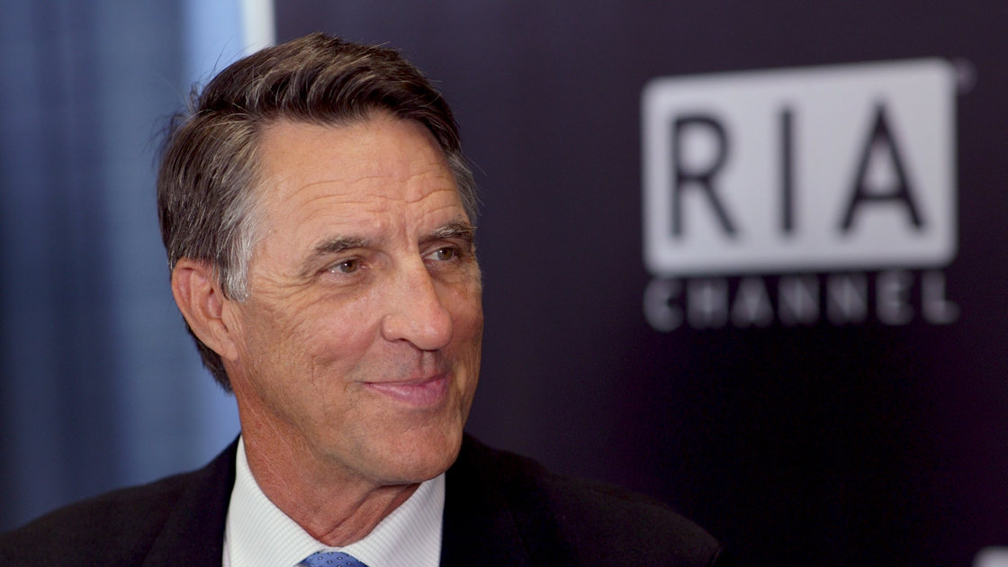 Омаха сиқыршысының жолы: Роберт Хагстромның көзімен жас инвесторға нұсқау