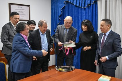 Егемен төріндегі әдеби кеш