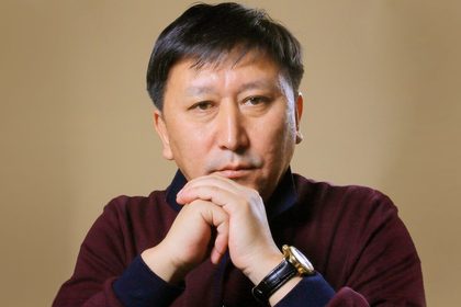 Ай жерді жетелеп жүреді